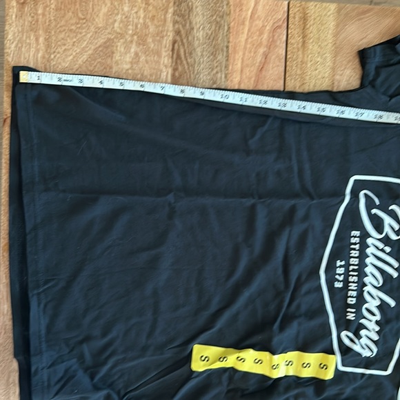 Brand is Billabong - Picture 4 of 10